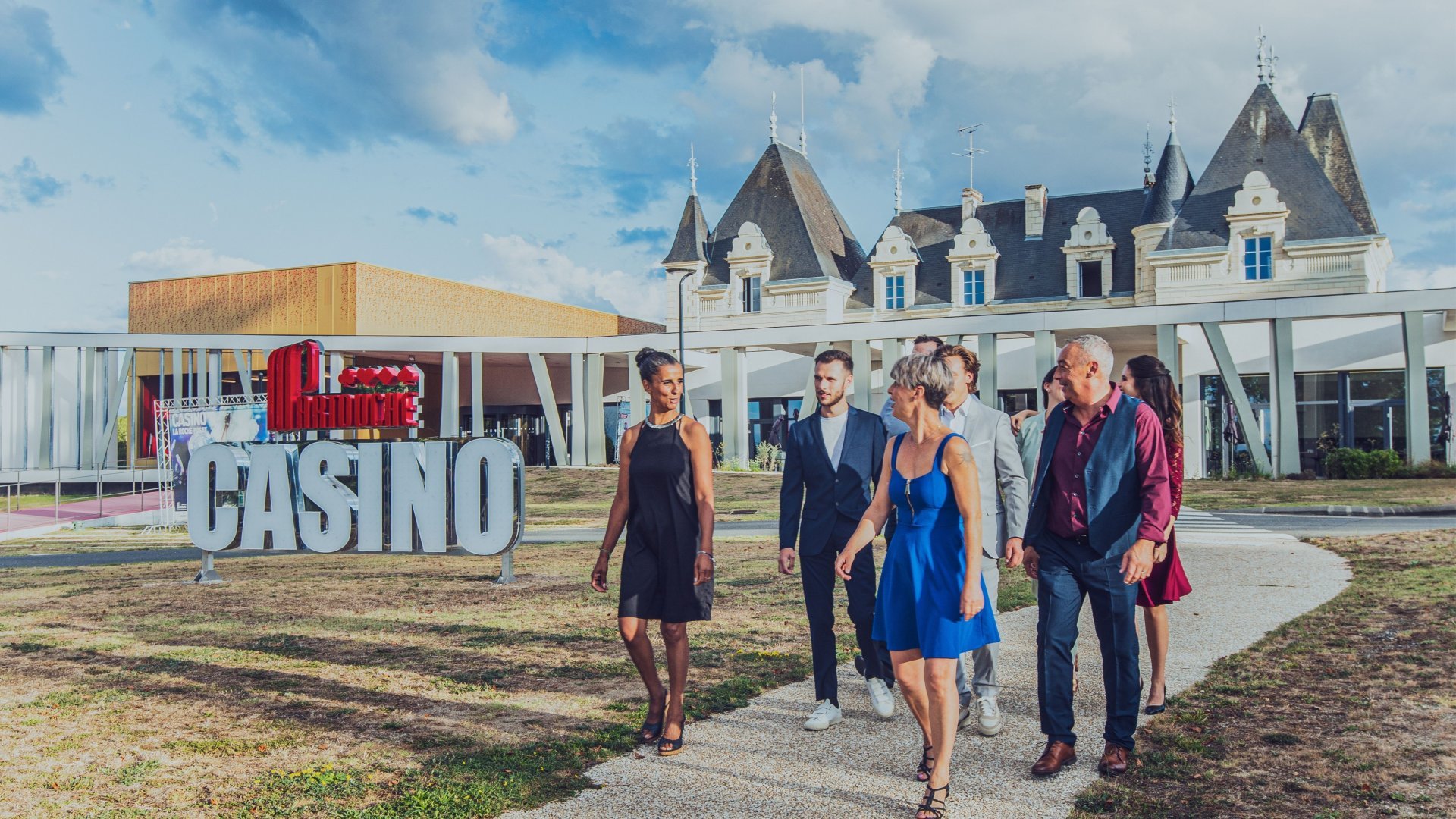 Amis profitant d’une sortie au Casino Partouche de La Roche-Posay sous un beau ciel bleu.