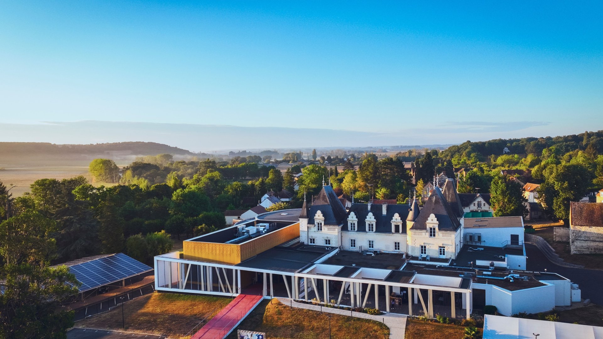 Vue panoramique du Casino Partouche de La Roche-Posay, sous un ciel éclatant.