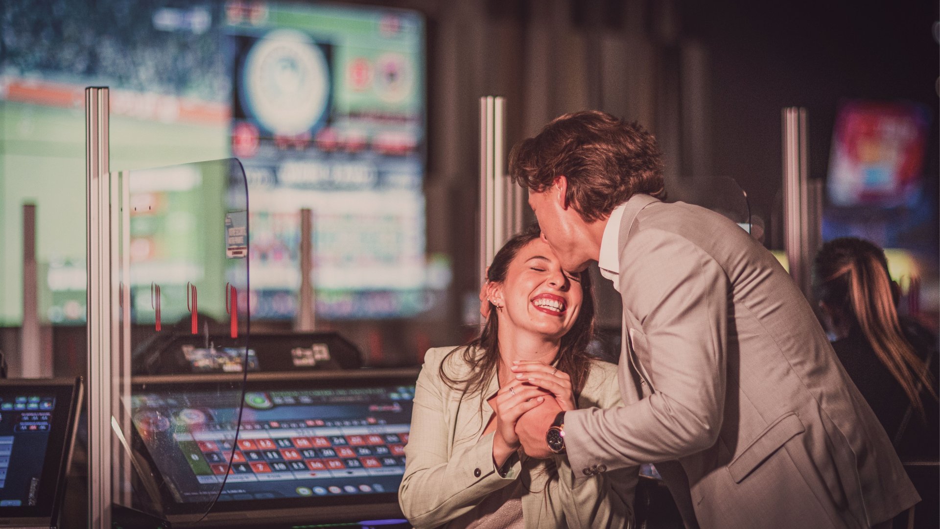 Couple découvrant le frisson de la roulette électronique au casino.