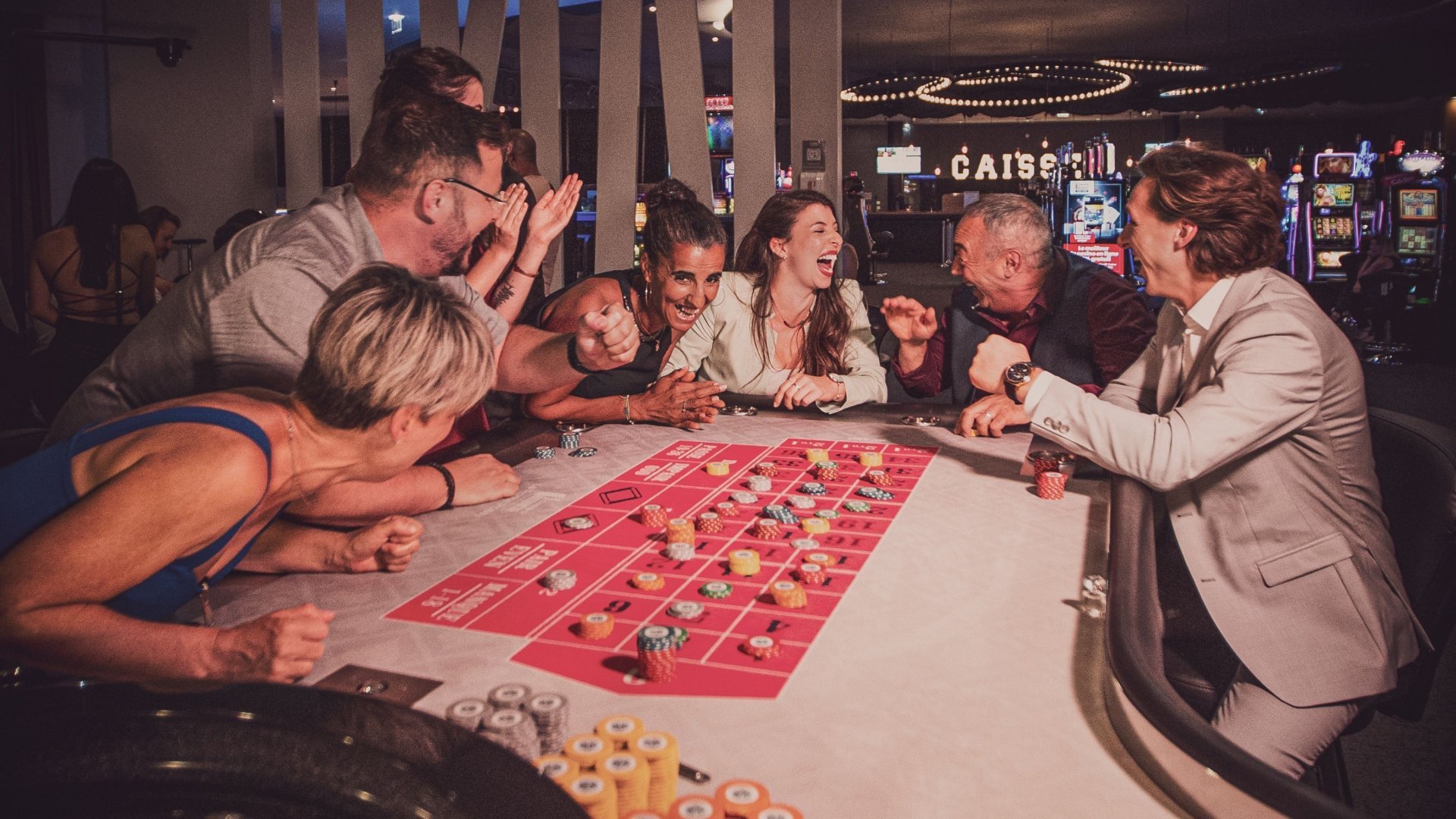 Ambiance conviviale autour d’une table de roulette traditionnelle.