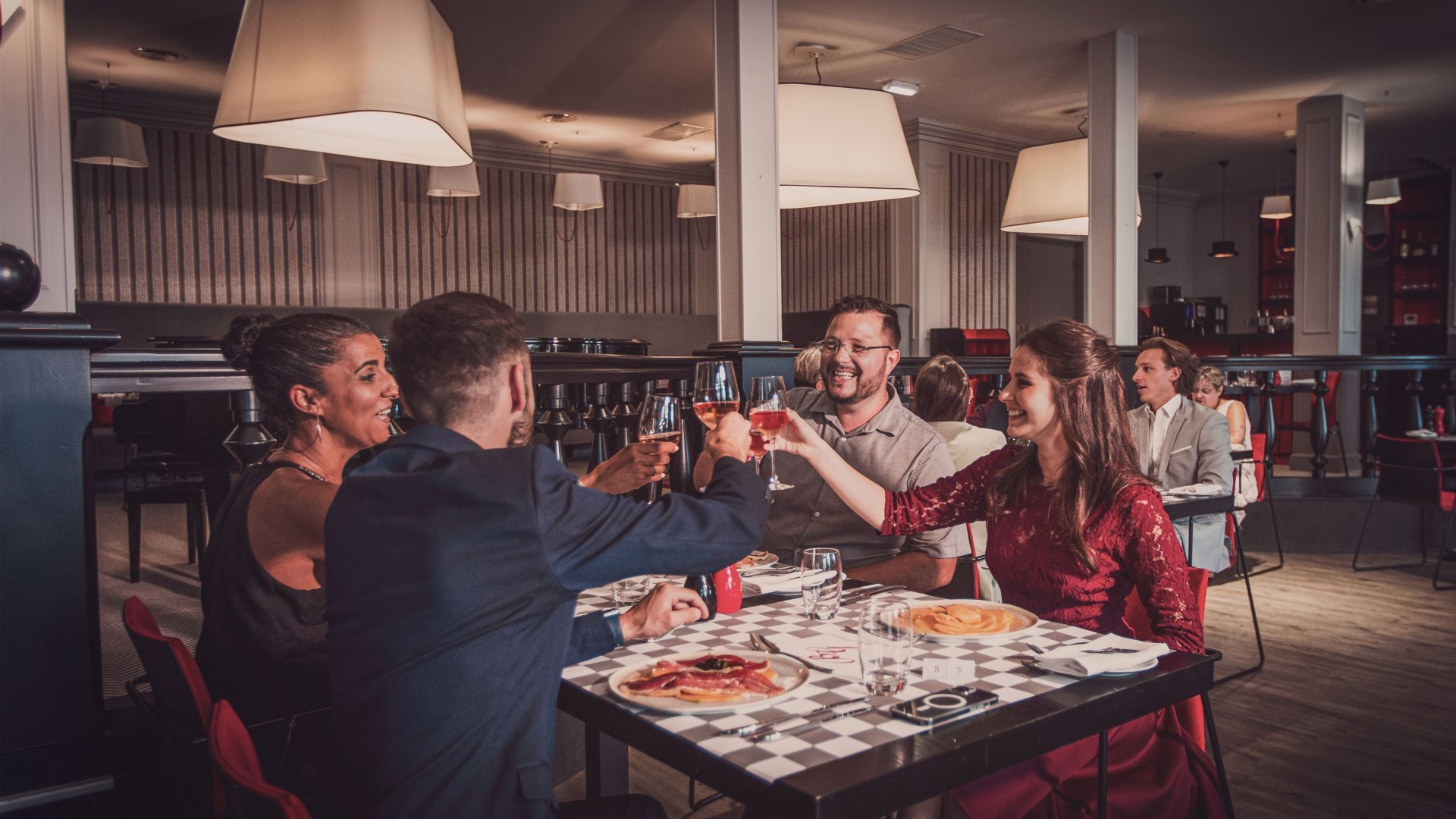 Moment de partage et de gourmandise entre amis au restaurant du casino.